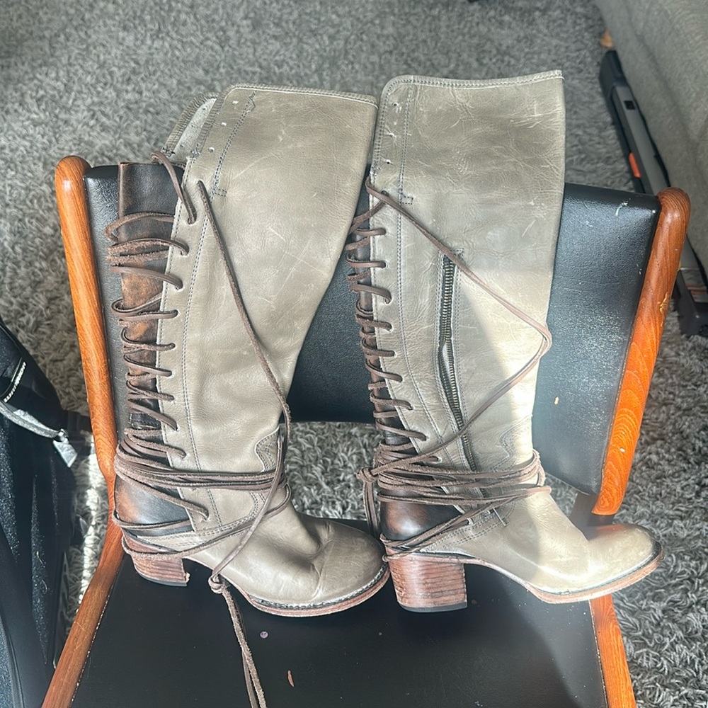 Women’s Freebird coal boots size 7